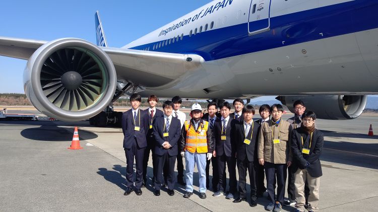 航空整備学専攻1年生26名がANA熊本空港事務所を見学