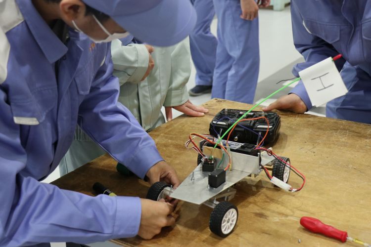 機械工学科１年生がロボット製作に挑戦！！