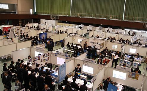 学内合同企業説明会の様子01