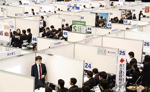 学内合同企業説明会の様子02