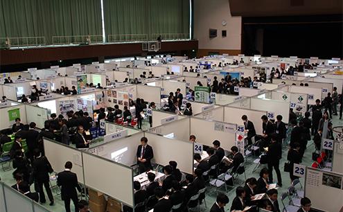 学内合同企業説明会の様子03