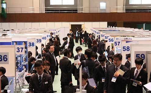 学内合同企業説明会の様子06
