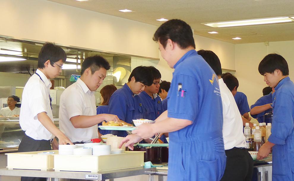 学内食堂での食事の様子