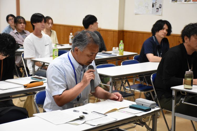 市職員による講評の様子.jfif.jpg