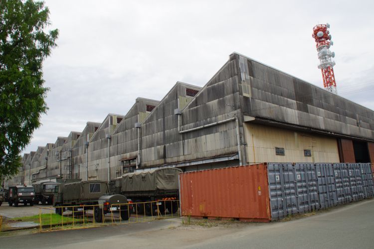  市民見学会で野村助教が工場建築の特徴を解説