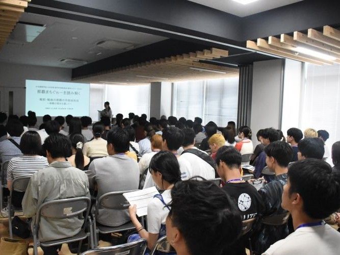 沖縄の歴史・文化・都市計画の変遷に関する講演会の様子.jpg