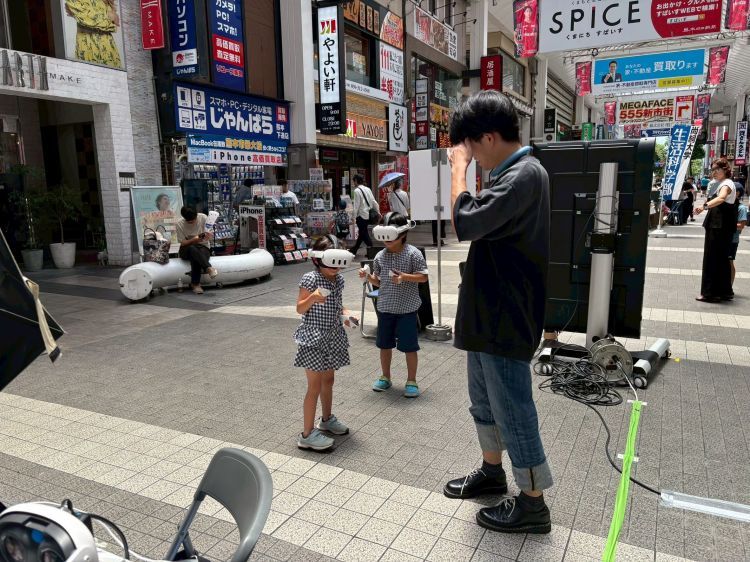 古賀研究室が開発したアプリをまちなかで紹介