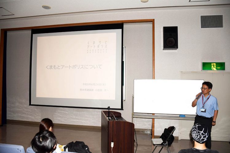 写真１「小佐田講師がくまもとアートポリス事業を分かりやす～く解説」.JPG