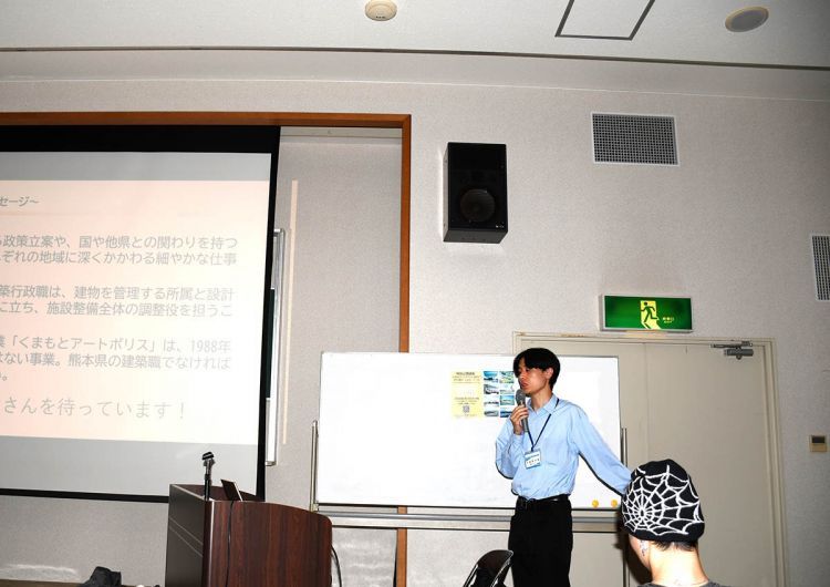 写真２「後藤講師が熊本県庁のやりがいある仕事を熱弁！」.JPG