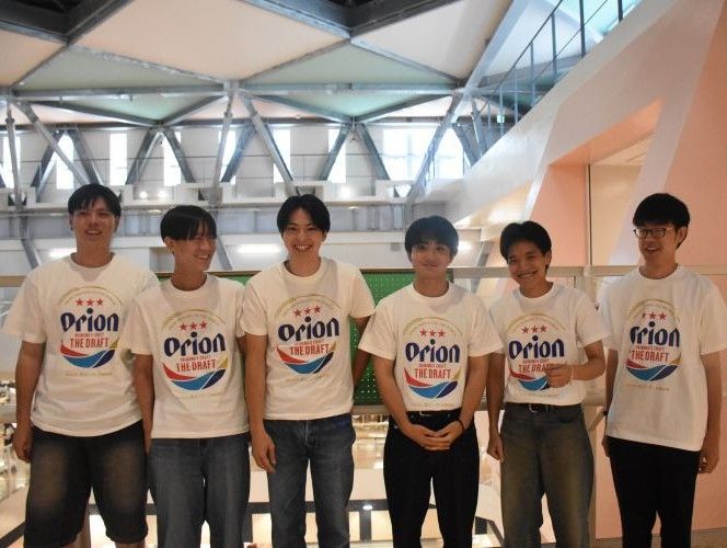 お揃いのTシャツで大会に臨む古賀研究室メンバー.jpg