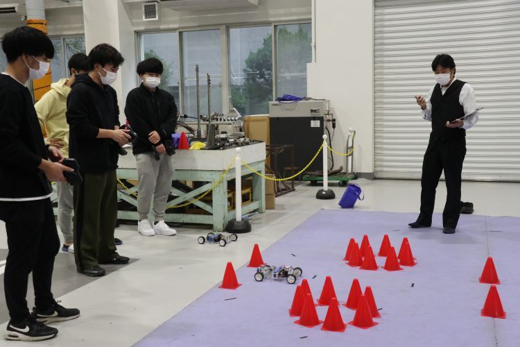 機械工学科3年生が製作したロボットでコンテスト！