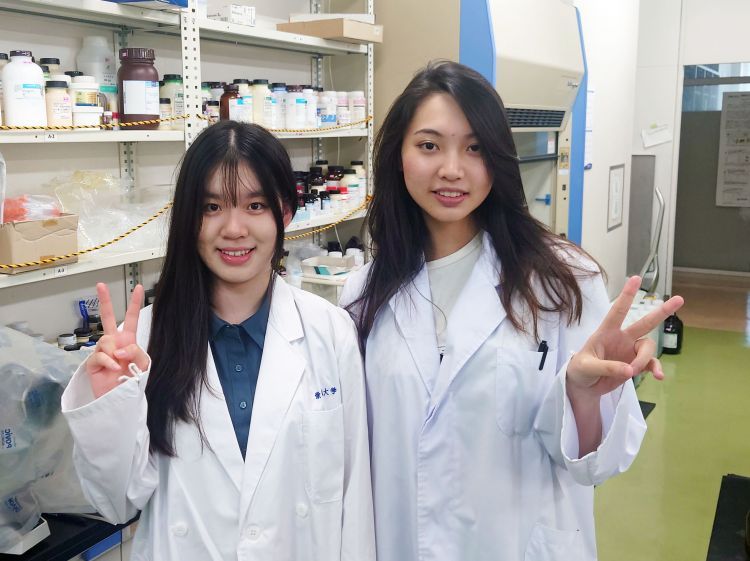 薬学部で香港大学の学生が研修中！