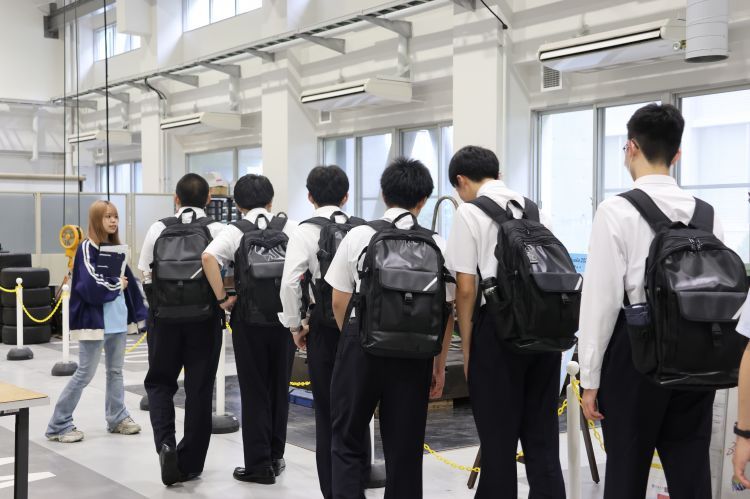 ものづくり創造センターSUMICを見学する様子.JPG