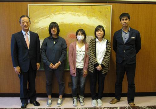 学長と学生の記念撮影