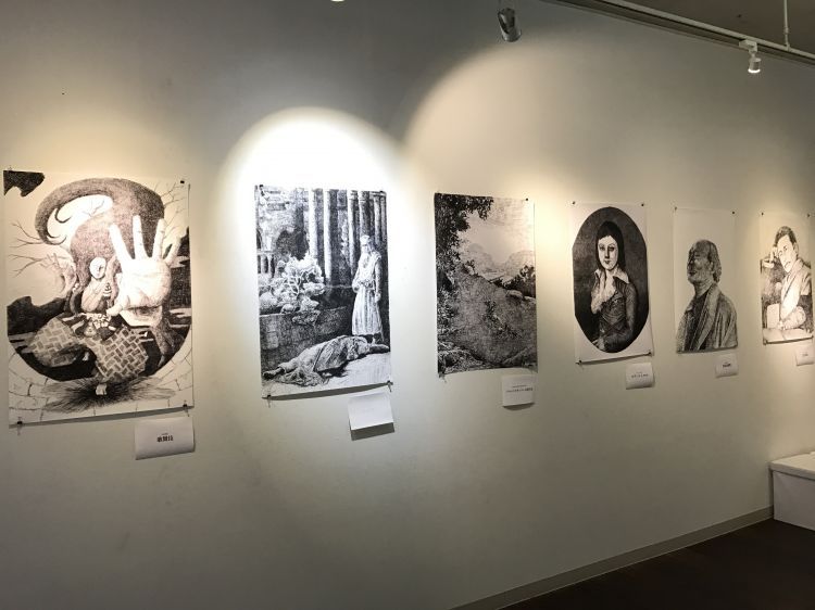デザイン学科4年生が「モノクロ線画世界・トクナガ個展」を開催  崇城大学